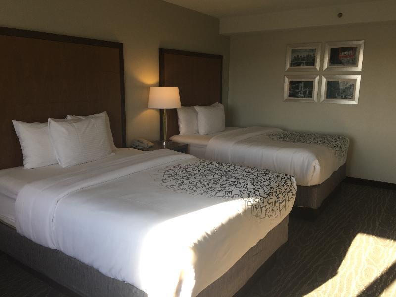 La Quinta By Wyndham Secaucus Meadowlands Hotel Exterior foto